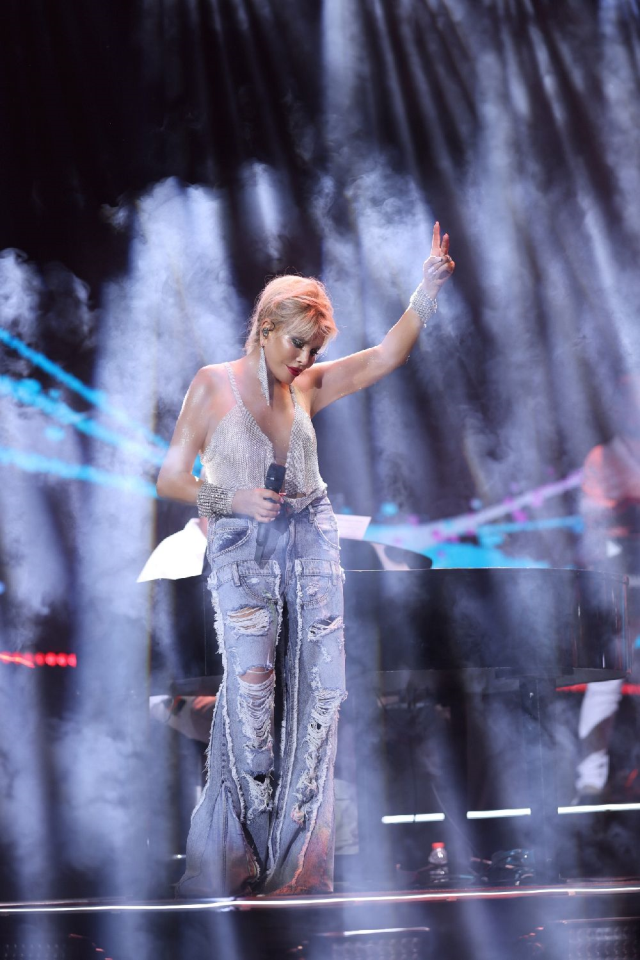 Ajda Pekkan konserinde çileden çıktı! Protokolden kalkanları görünce kendini tutamadı 4