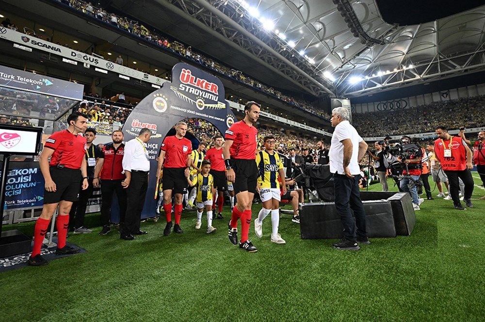 Hakemler Jayden Oosterwolde'nin pozisyonunu yorumladı: "Bu hareketlere kırmızı kart gösterilmesi gerekiyor! Fenerbahçe 10 kişi kalsa kimse bir şey diyemez" 1
