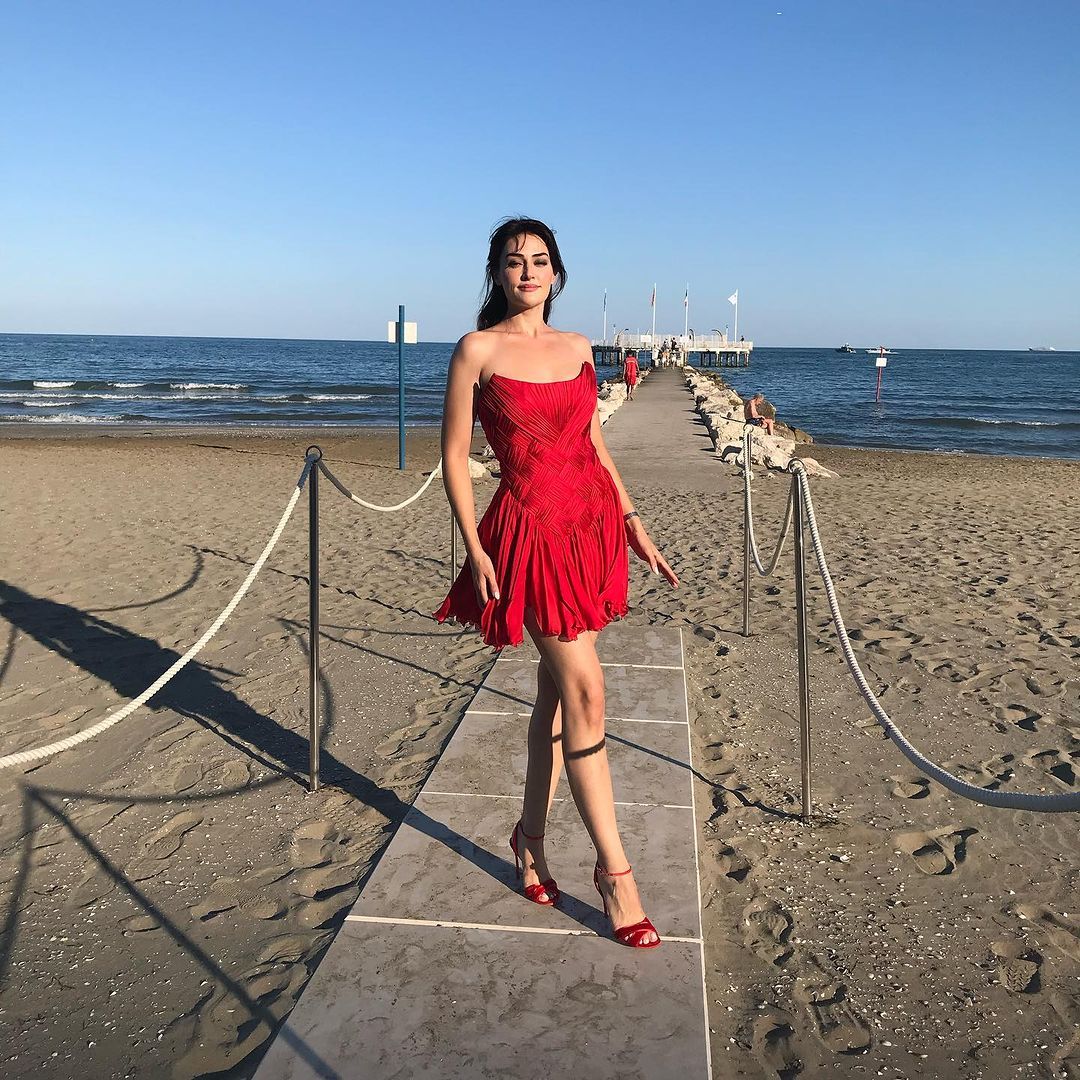 Bu yazın sürpriz aşkı! Oyuncu Esra Bilgiç ile Faruk Sabancı ilişkisi tam gaz devam ediyor 6