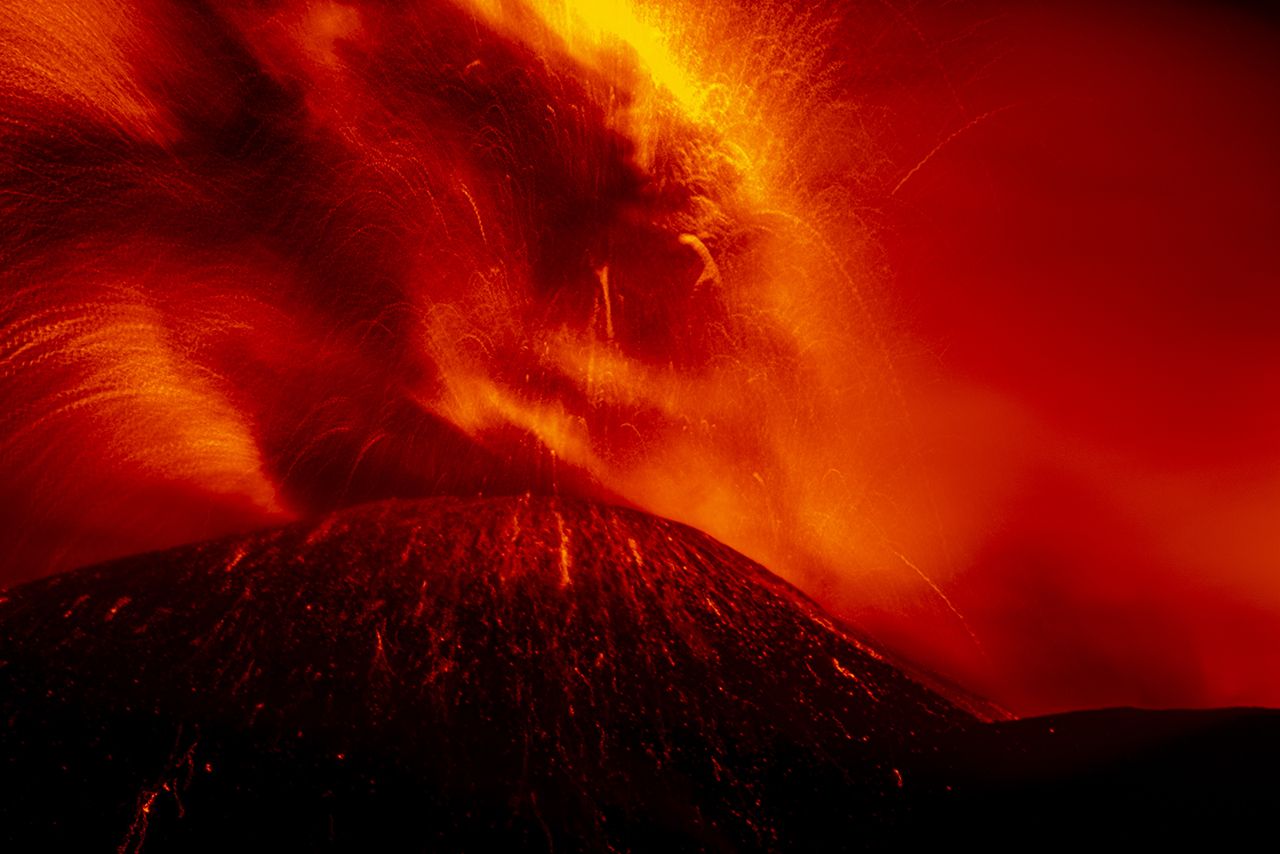 Etna Yanardağı patladı: 9,5 km yükseğe kül ve lav püskürttü! 1