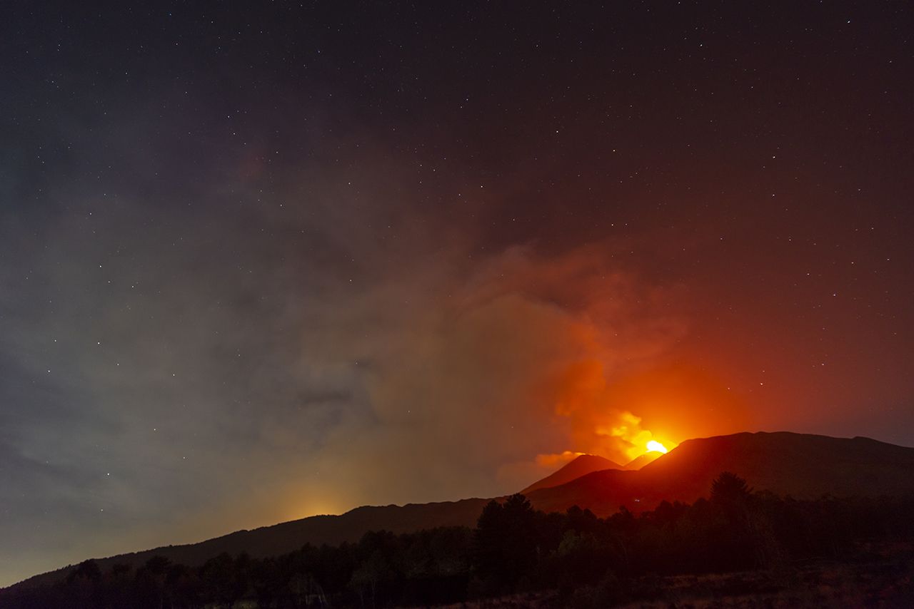 Etna Yanardağı patladı: 9,5 km yükseğe kül ve lav püskürttü! 2