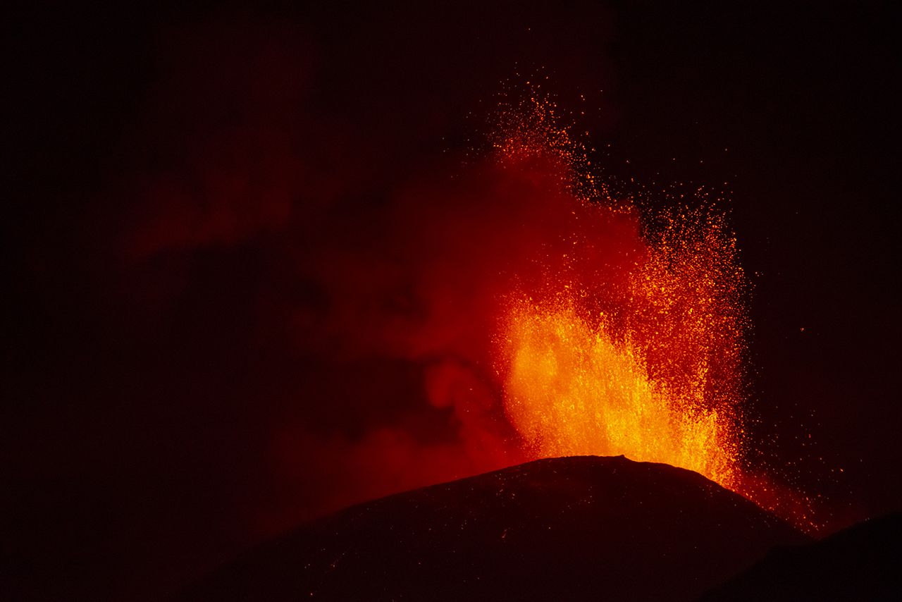 Etna Yanardağı patladı: 9,5 km yükseğe kül ve lav püskürttü! 3