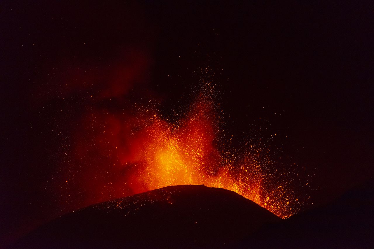 Etna Yanardağı patladı: 9,5 km yükseğe kül ve lav püskürttü! 4