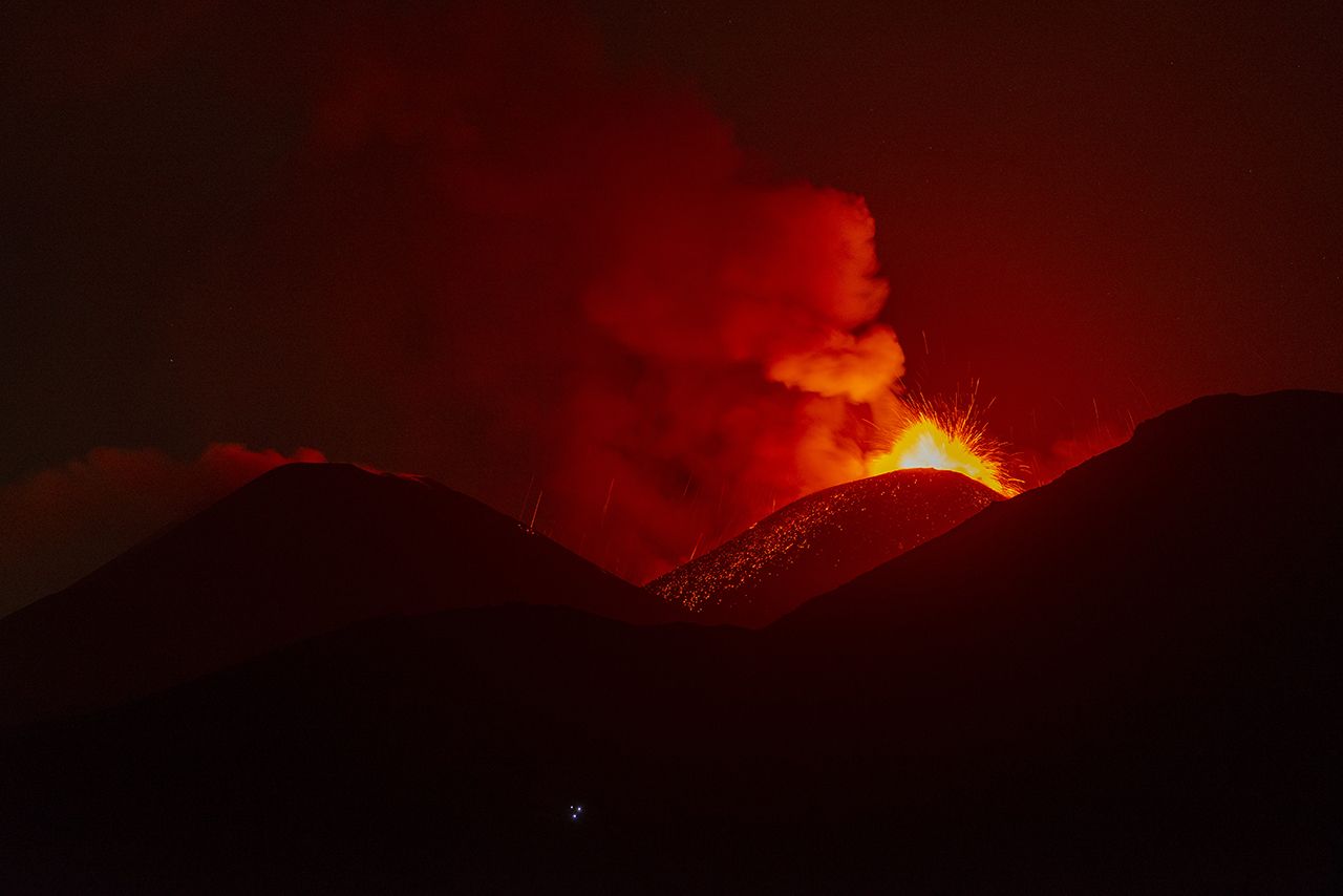Etna Yanardağı patladı: 9,5 km yükseğe kül ve lav püskürttü! 5