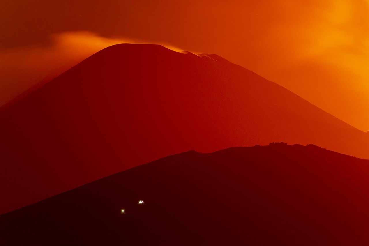 Etna Yanardağı patladı: 9,5 km yükseğe kül ve lav püskürttü! 6