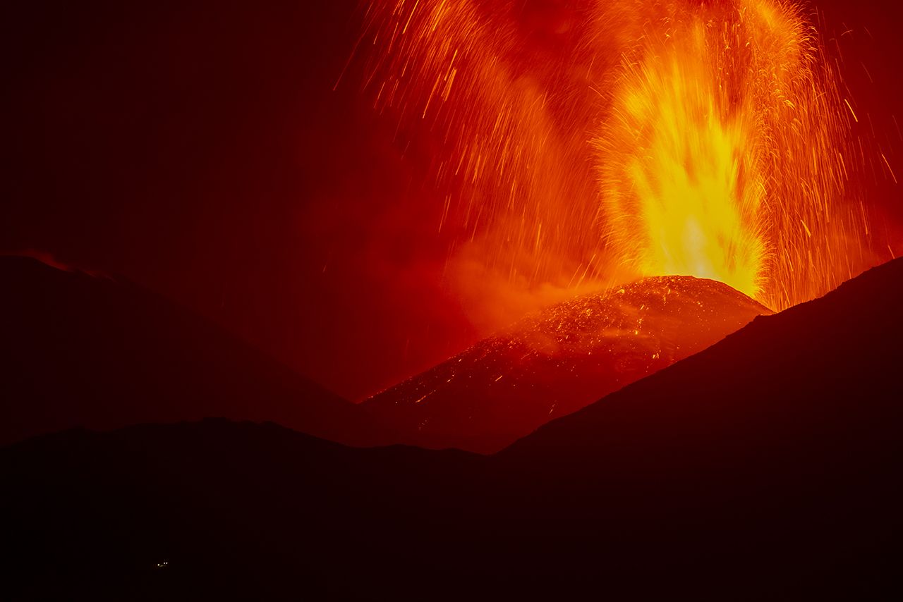 Etna Yanardağı patladı: 9,5 km yükseğe kül ve lav püskürttü! 7
