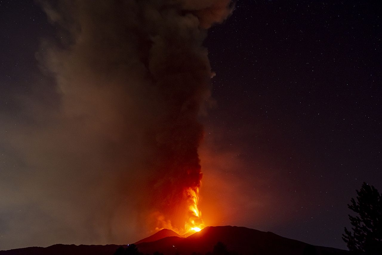 Etna Yanardağı patladı: 9,5 km yükseğe kül ve lav püskürttü! 8