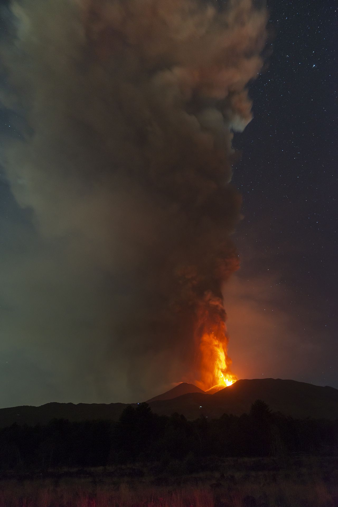 Etna Yanardağı patladı: 9,5 km yükseğe kül ve lav püskürttü! 9