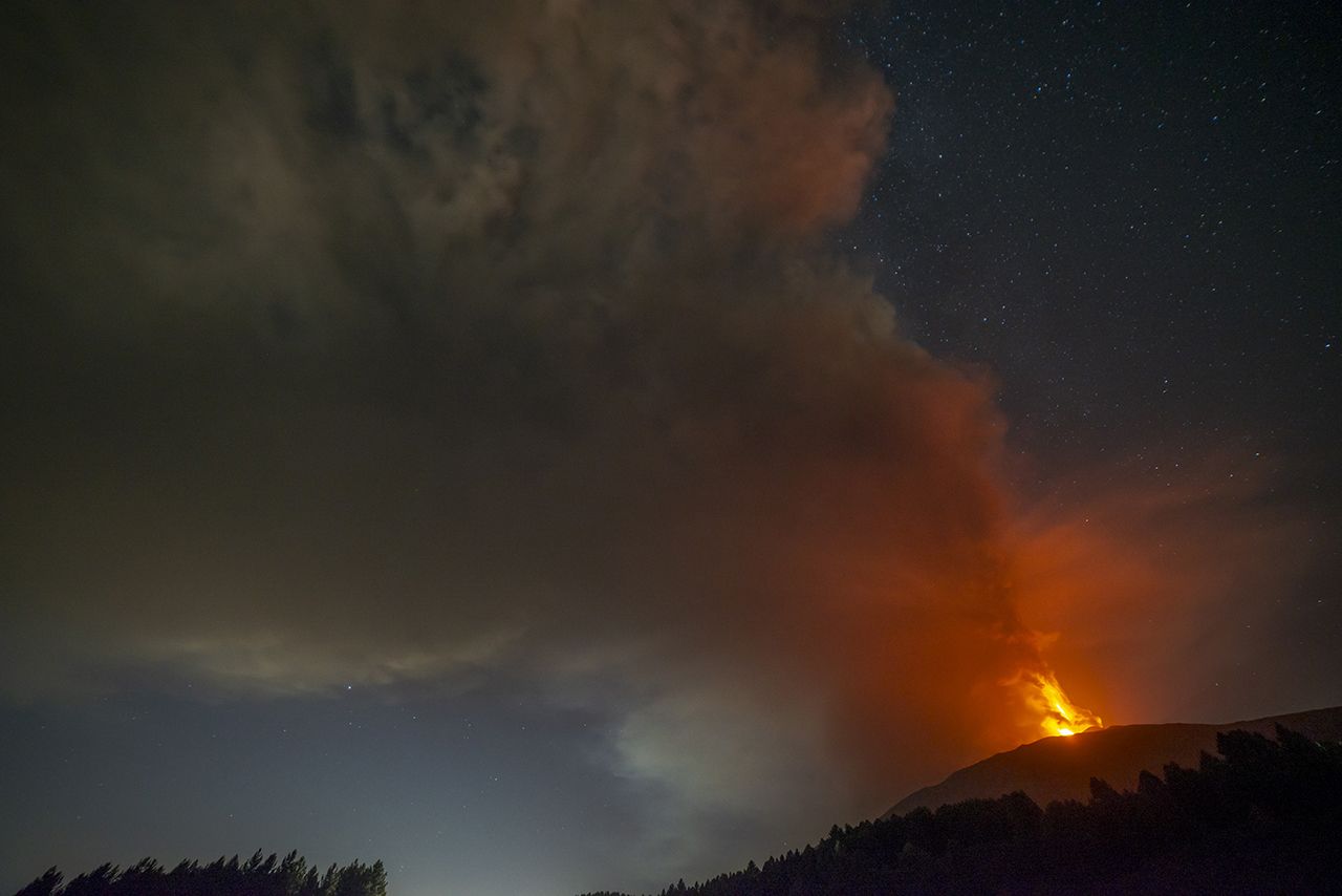 Etna Yanardağı patladı: 9,5 km yükseğe kül ve lav püskürttü! 10