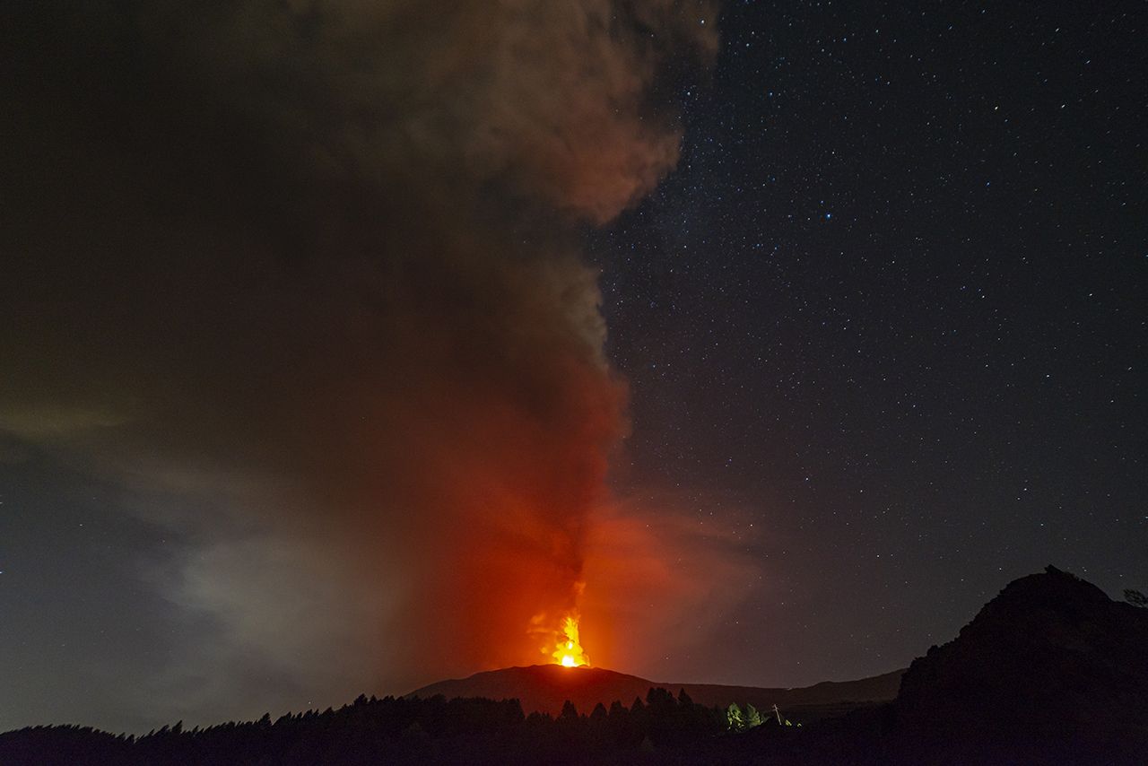Etna Yanardağı patladı: 9,5 km yükseğe kül ve lav püskürttü! 11