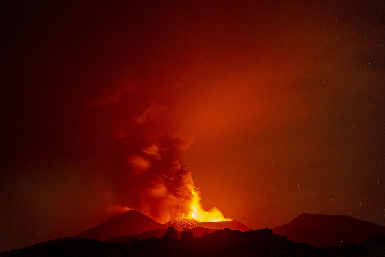 Etna Yanardağı patladı: 9,5 km yükseğe kül ve lav püskürttü! 12