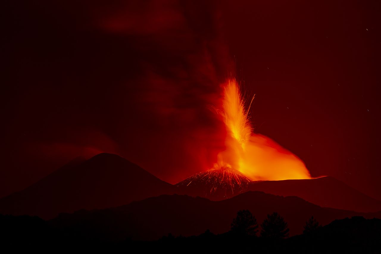 Etna Yanardağı patladı: 9,5 km yükseğe kül ve lav püskürttü! 13