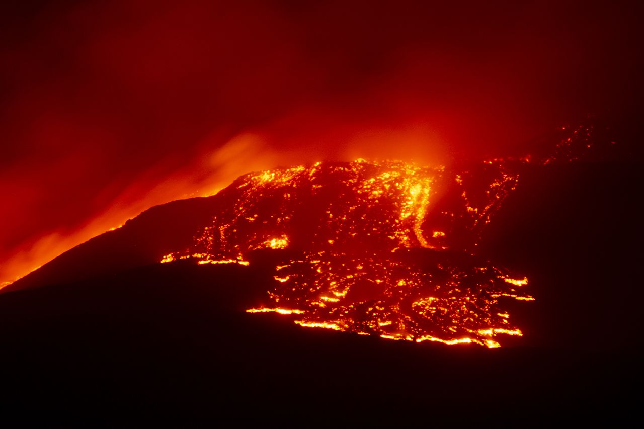 Etna Yanardağı patladı: 9,5 km yükseğe kül ve lav püskürttü! 14