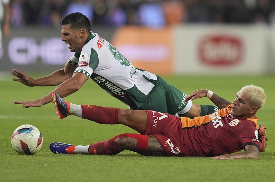 Ahmet Çakar: “Kerem Demirbay’ın hareketi tartışmasız kırmızı kart! Galatasaray mücadeleyi 10 kişi tamamlamalıydı! Cepheden rakibin diz kapağına vuruyor…” 6