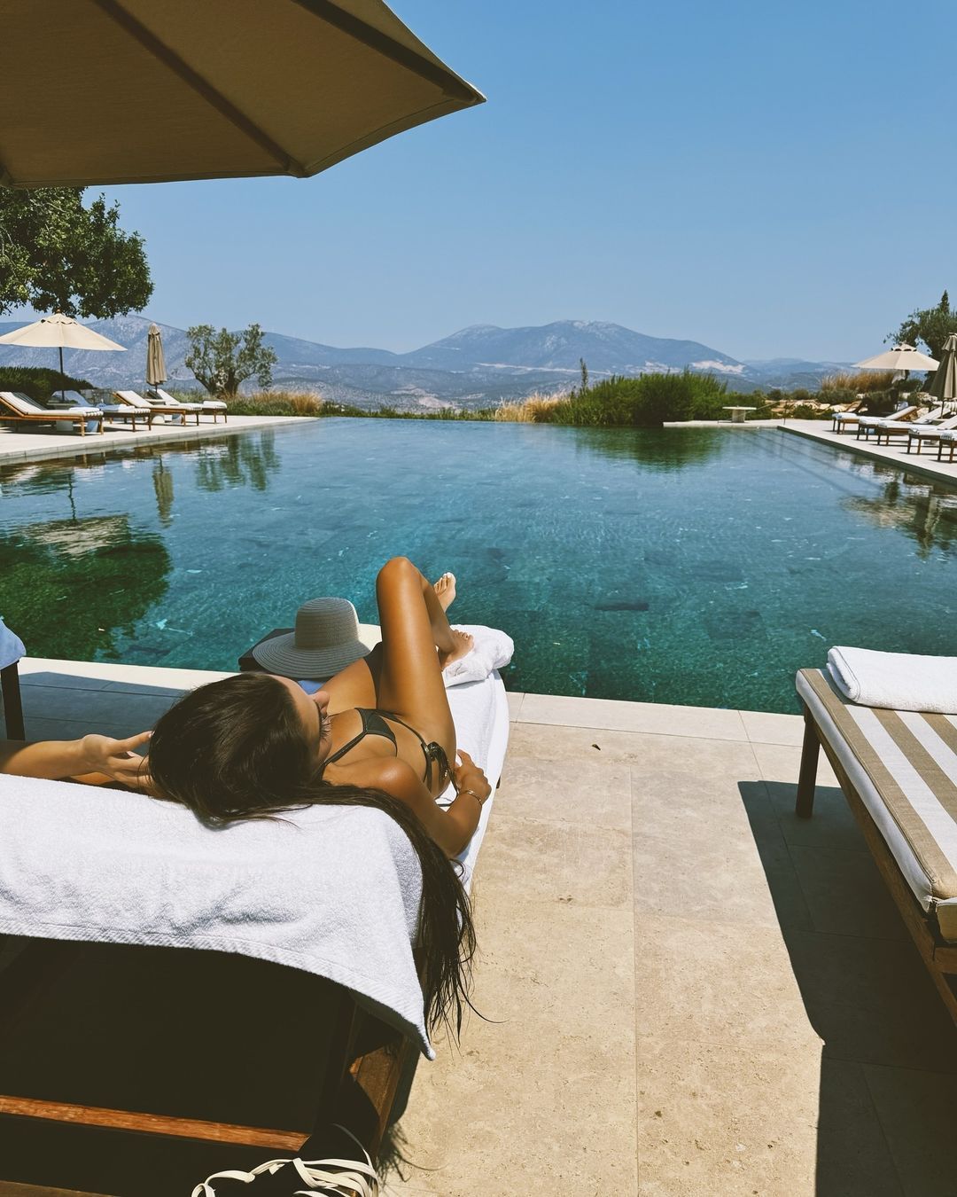Hande Erçel, bikini ve mayolu pozlarıyla sosyal medyayı salladı 8
