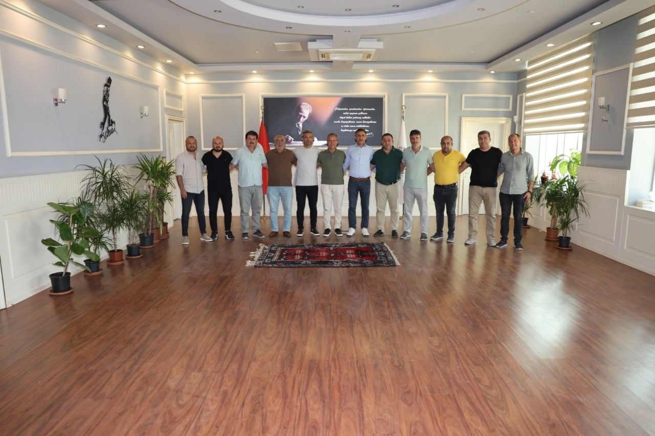 CHP'li belediyeye haciz şoku! Belediye Başkanının makam odasındaki eşyalar alındı 4