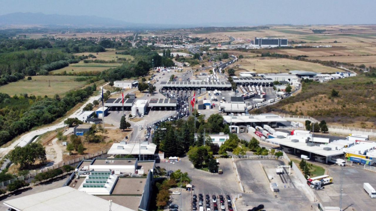 Gurbetçilerin dönüş yolculuğu başladı! Sınır kapılarında yoğunluk... 1