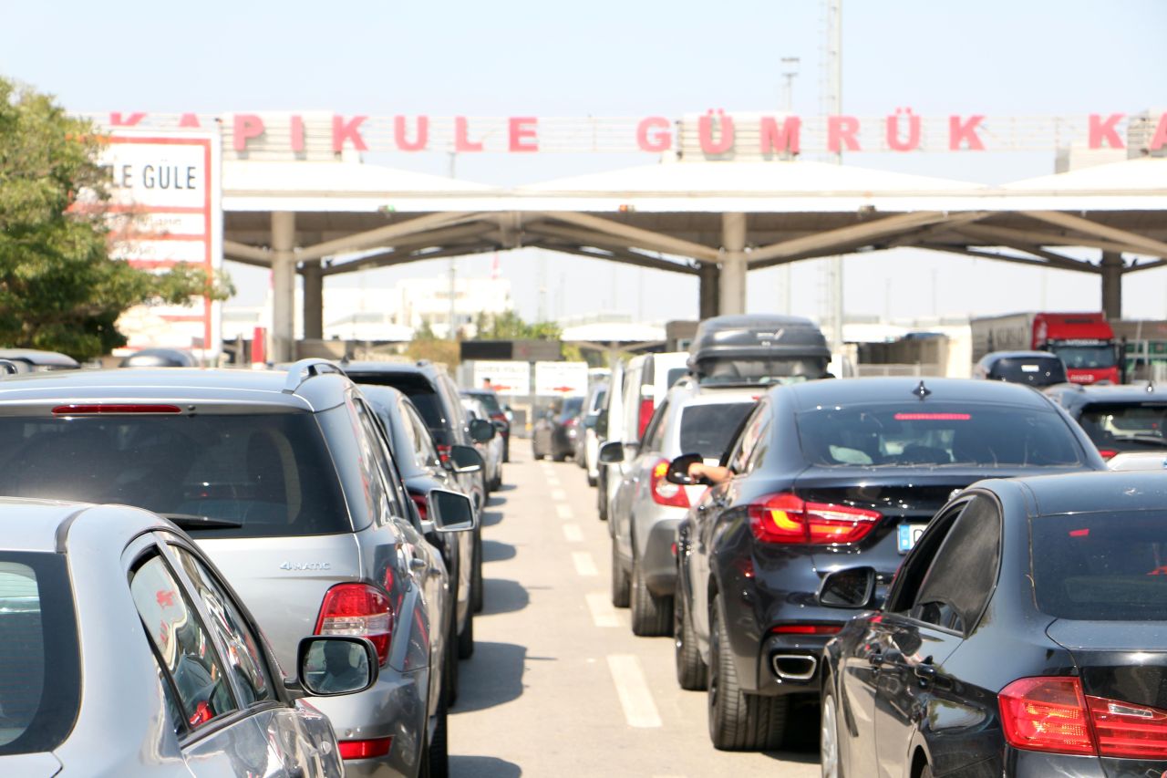 Gurbetçilerin dönüş yolculuğu başladı! Sınır kapılarında yoğunluk... 6