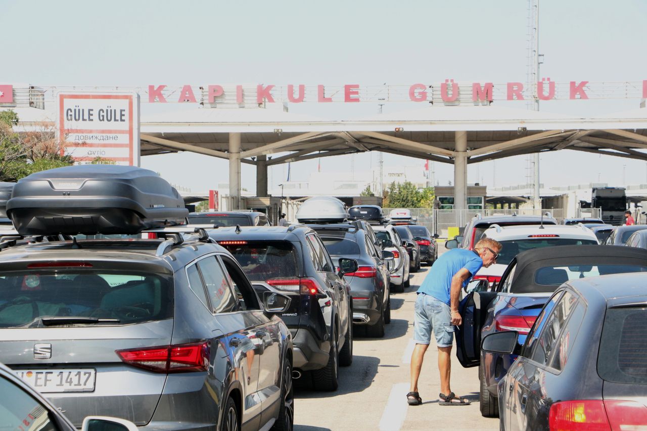 Gurbetçilerin dönüş yolculuğu başladı! Sınır kapılarında yoğunluk... 4