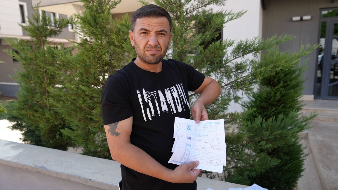 Ev sahibinden kiracısına akılalmaz kumpas! İsyan etti balkonuna pankart astı 4