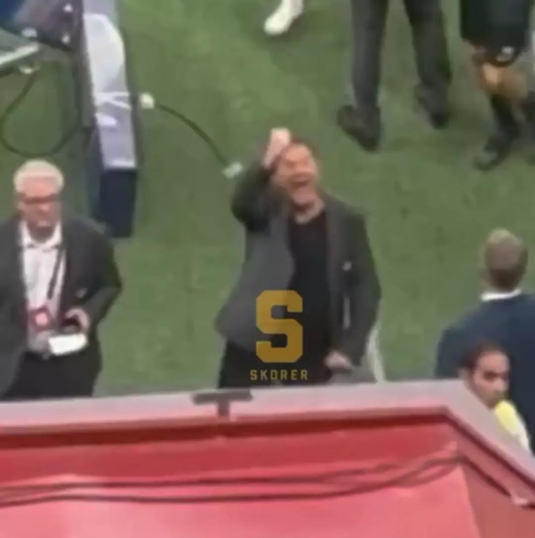 Young Boys'un hocasından maç sonunda skandal... Tribünlere el hareketi çekti! 6