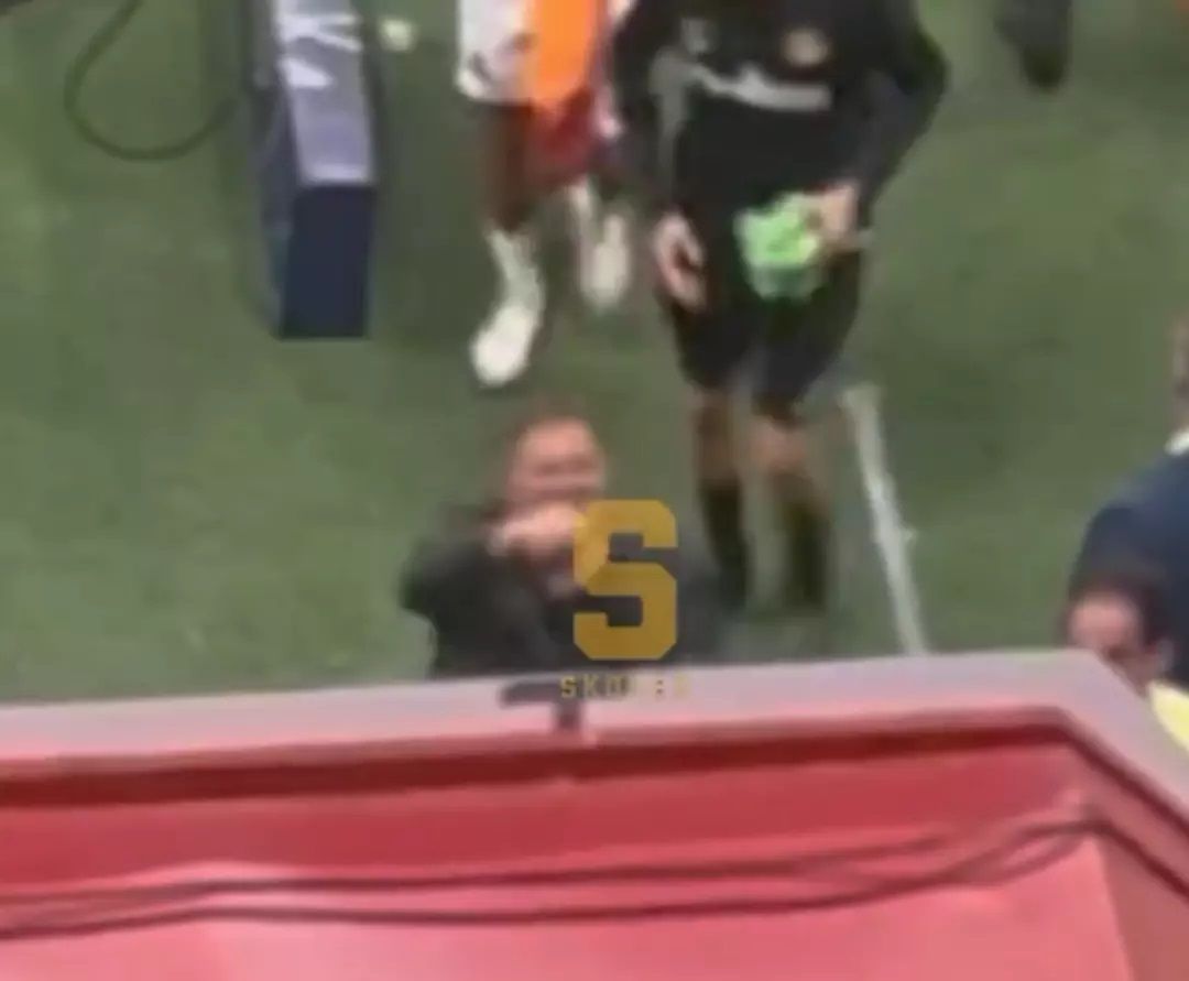 Young Boys'un hocasından maç sonunda skandal... Tribünlere el hareketi çekti! 8