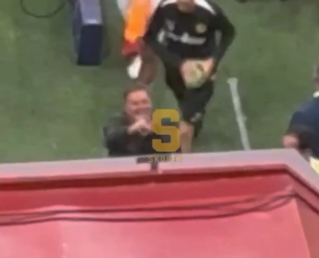 Young Boys'un hocasından maç sonunda skandal... Tribünlere el hareketi çekti! 9