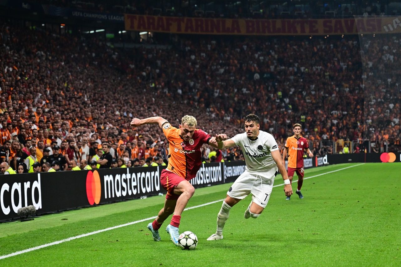Young Boys'un hocasından maç sonunda skandal... Tribünlere el hareketi çekti! 2