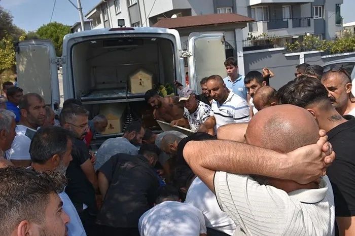 Cani babanın öldürdüğü 3 kardeş toprağa verildi... Acılı annenin feryadı yürekleri yaktı: Hanginize yanayım... 4