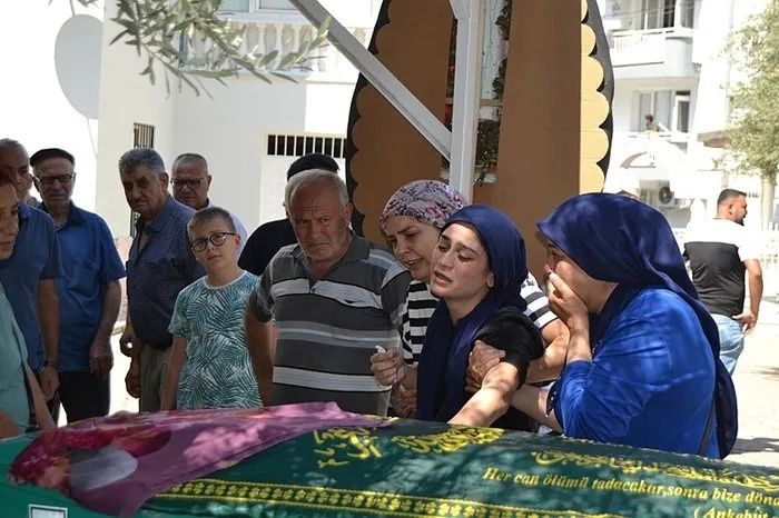 Cani babanın öldürdüğü 3 kardeş toprağa verildi... Acılı annenin feryadı yürekleri yaktı: Hanginize yanayım... 5