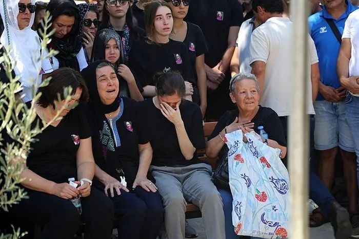 Cani babanın öldürdüğü 3 kardeş toprağa verildi... Acılı annenin feryadı yürekleri yaktı: Hanginize yanayım... 7