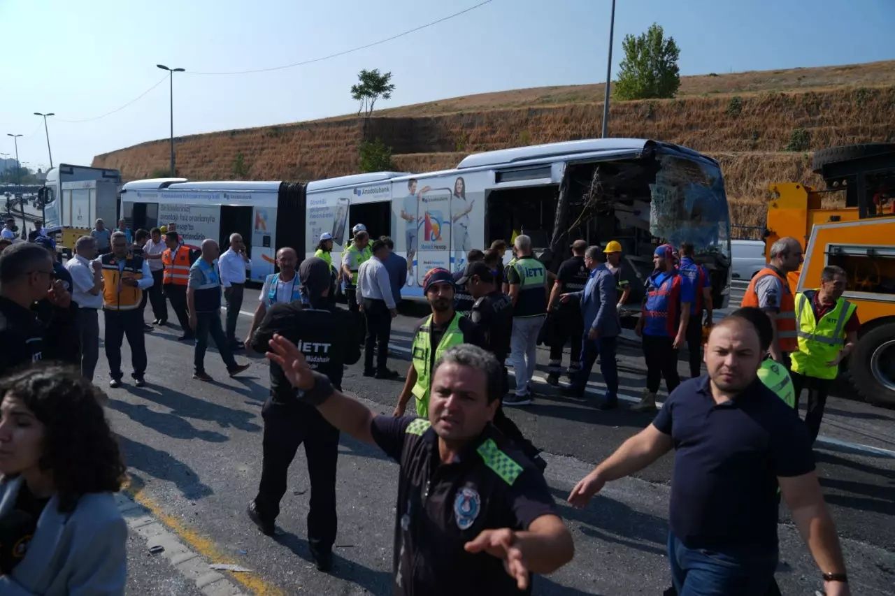 Sefaköy'de 1 kişinin öldüğü metrobüs kazasında şoförün ifadesi ortaya çıktı: Frene bastım ama tutmadı! 12