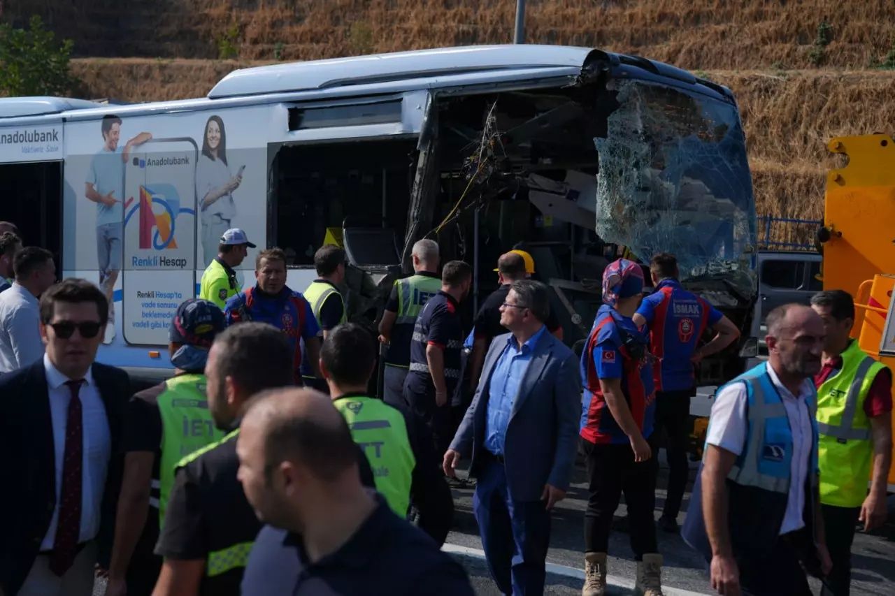 Sefaköy'de 1 kişinin öldüğü metrobüs kazasında şoförün ifadesi ortaya çıktı: Frene bastım ama tutmadı! 11