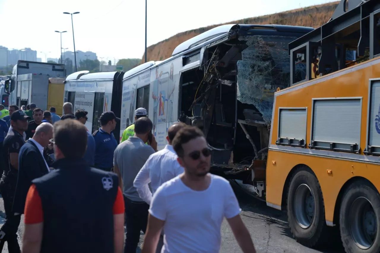Sefaköy'de 1 kişinin öldüğü metrobüs kazasında şoförün ifadesi ortaya çıktı: Frene bastım ama tutmadı! 5
