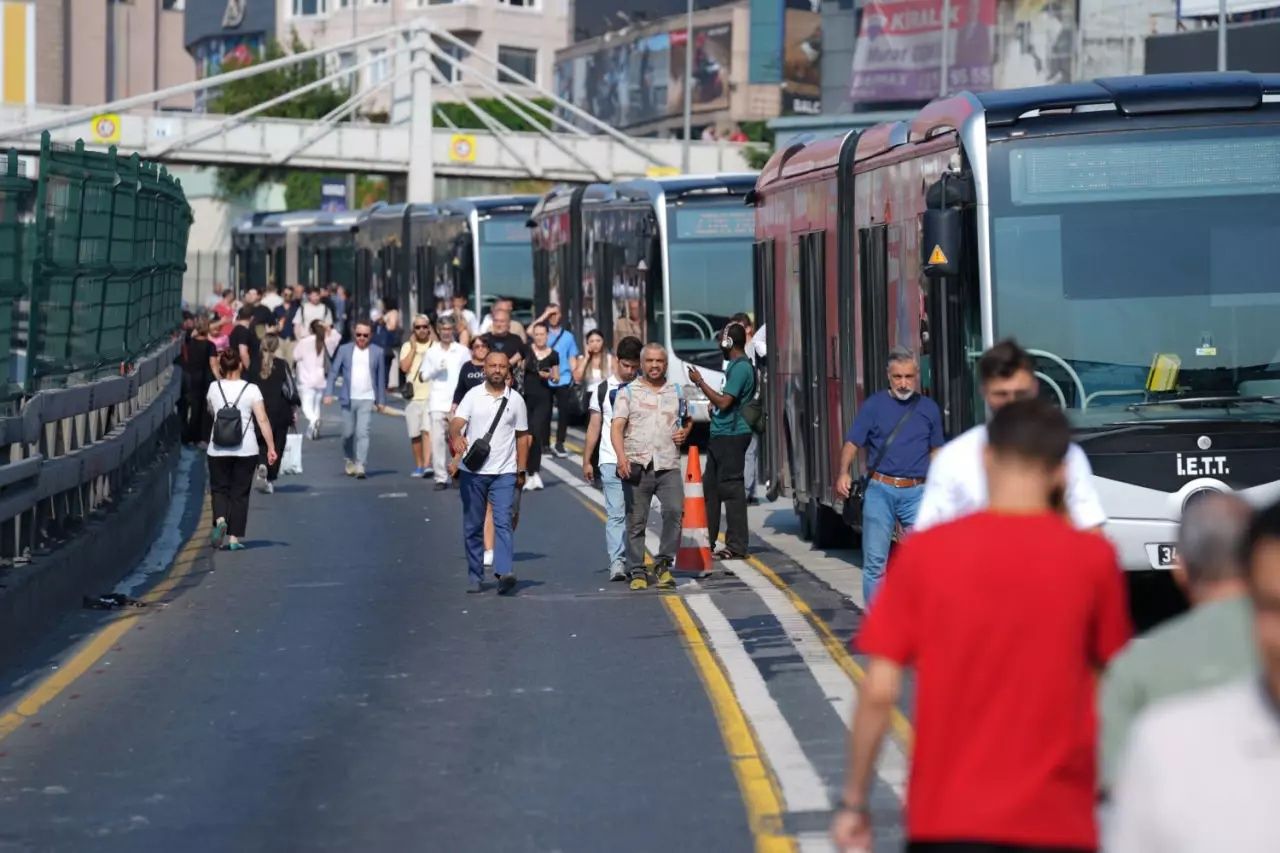 Sefaköy'de 1 kişinin öldüğü metrobüs kazasında şoförün ifadesi ortaya çıktı: Frene bastım ama tutmadı! 4