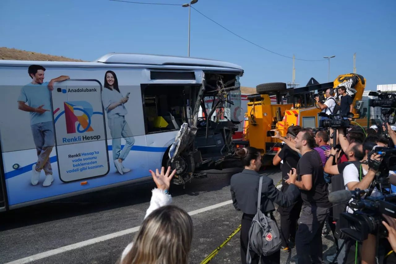 Sefaköy'de 1 kişinin öldüğü metrobüs kazasında şoförün ifadesi ortaya çıktı: Frene bastım ama tutmadı! 14