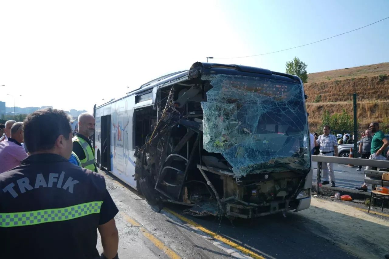 Sefaköy'de 1 kişinin öldüğü metrobüs kazasında şoförün ifadesi ortaya çıktı: Frene bastım ama tutmadı! 8
