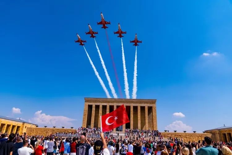 Türk Yıldızları'ndan Büyük Zafer'e özel Anıtkabir saygı uçuşu! İşte mest eden kareler... 6