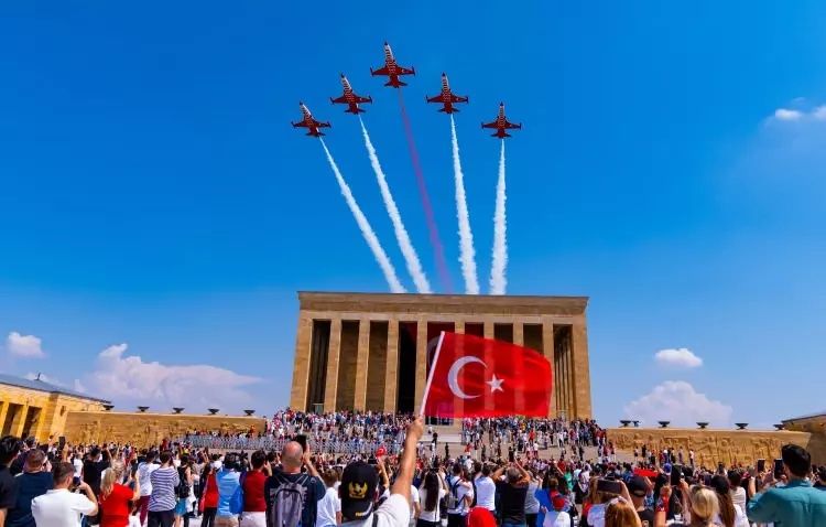 Türk Yıldızları'ndan Büyük Zafer'e özel Anıtkabir saygı uçuşu! İşte mest eden kareler... 1