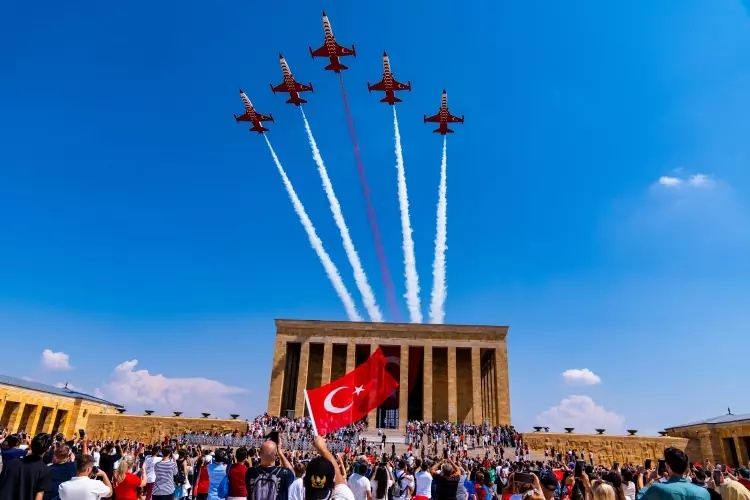 Türk Yıldızları'ndan Büyük Zafer'e özel Anıtkabir saygı uçuşu! İşte mest eden kareler... 17