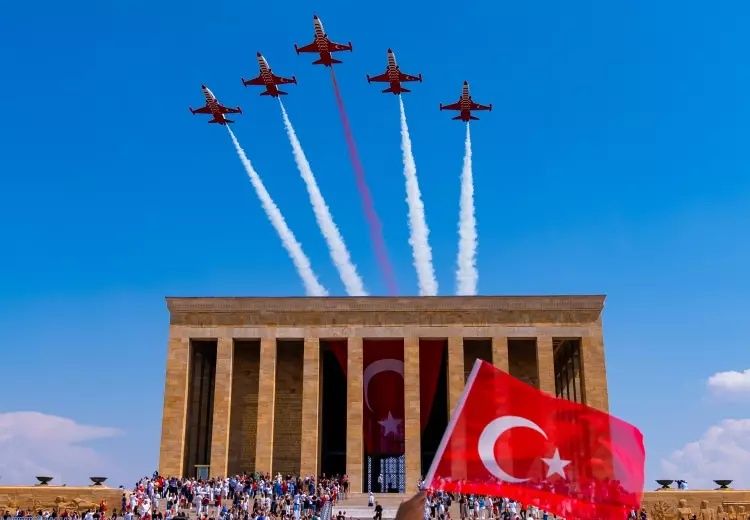 Türk Yıldızları'ndan Büyük Zafer'e özel Anıtkabir saygı uçuşu! İşte mest eden kareler... 14