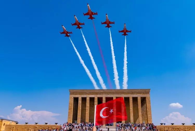 Türk Yıldızları'ndan Büyük Zafer'e özel Anıtkabir saygı uçuşu! İşte mest eden kareler... 7