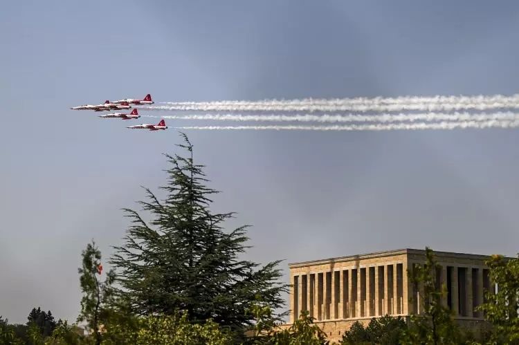 Türk Yıldızları'ndan Büyük Zafer'e özel Anıtkabir saygı uçuşu! İşte mest eden kareler... 9