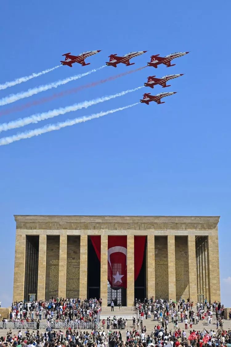 Türk Yıldızları'ndan Büyük Zafer'e özel Anıtkabir saygı uçuşu! İşte mest eden kareler... 11