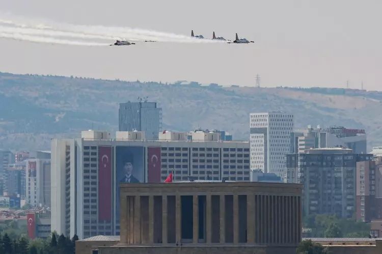 Türk Yıldızları'ndan Büyük Zafer'e özel Anıtkabir saygı uçuşu! İşte mest eden kareler... 5
