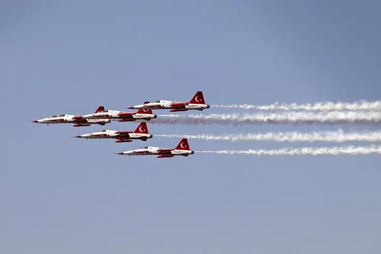 Türk Yıldızları'ndan Büyük Zafer'e özel Anıtkabir saygı uçuşu! İşte mest eden kareler... 3
