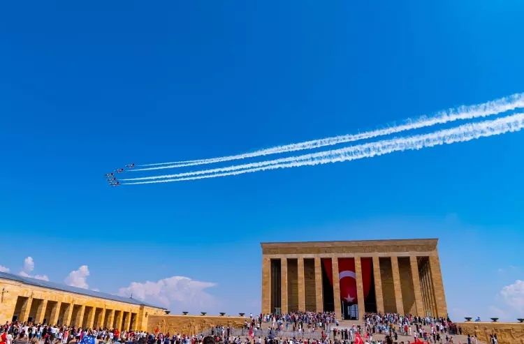 Türk Yıldızları'ndan Büyük Zafer'e özel Anıtkabir saygı uçuşu! İşte mest eden kareler... 12