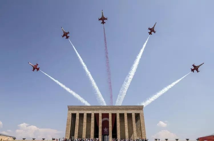 Türk Yıldızları'ndan Büyük Zafer'e özel Anıtkabir saygı uçuşu! İşte mest eden kareler... 2