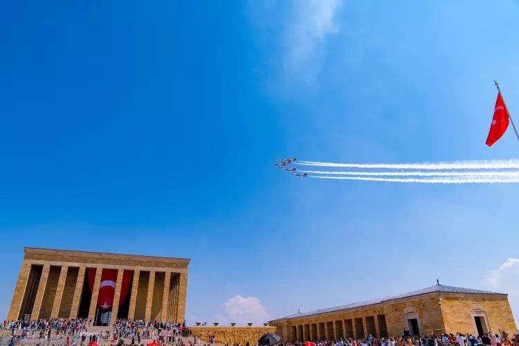 Türk Yıldızları'ndan Büyük Zafer'e özel Anıtkabir saygı uçuşu! İşte mest eden kareler... 13