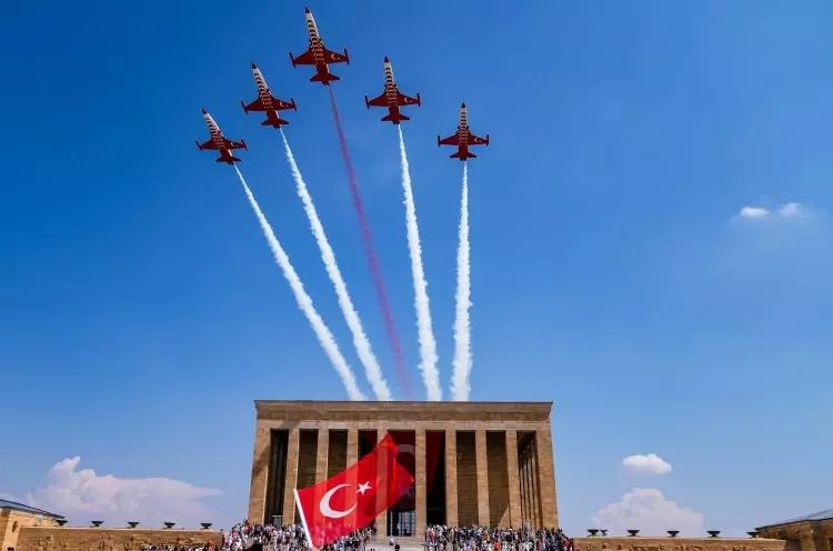 Türk Yıldızları'ndan Büyük Zafer'e özel Anıtkabir saygı uçuşu! İşte mest eden kareler... 10